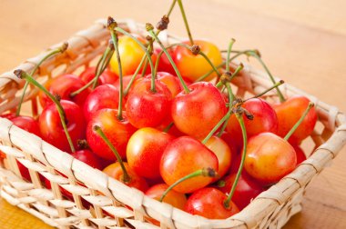 sepet içinde kırmızı taze kiraz