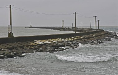 Bulutlu bir günde fırtınalı dalgalarla dolu bir deniz. 