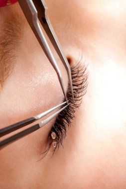 Kirpiklerini yaptıran bir kadın. 