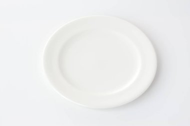 Çatal ve bıçaklı beyaz bir tabak.