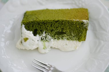 Krem şantili, krem peynirli, Japon tatlılı nefis kibrit kekinin yakın çekimi.         