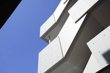 Mavi gökyüzü arka plan üzerinde gökdelenler