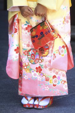 Geleneksel Japon kimonolu kadın.