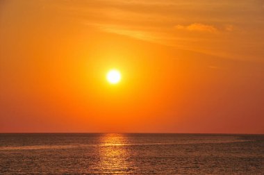 Deniz yüzeyinin altında parlak gün batımı