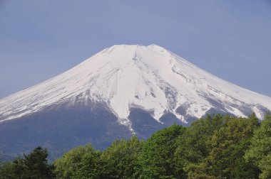 Fuji dağı karla kaplı.