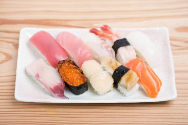 Beyaz tabakta çiğ suşi.