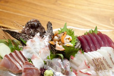 Masada bir tabak suşi ve sashimi.