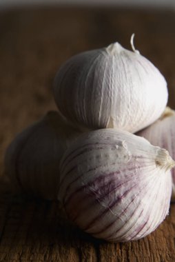 Ahşap arka planda sarımsak ampullerini kapat 