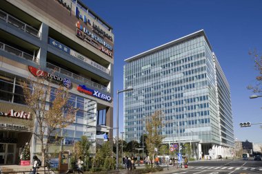 Yeni modern apartman binaları şehir silueti 