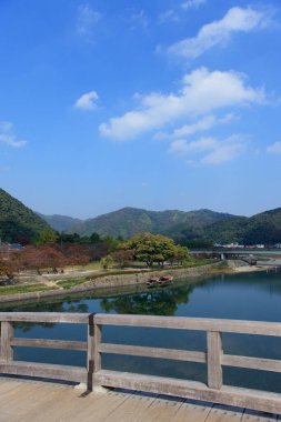Nishiki Nehri üzerindeki Kintaikyo Köprüsü, Japonya 'nın ünlü simgesi.