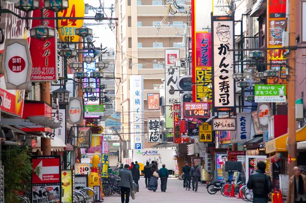 Japonya Pazar Caddesinde Pankartlar Ziyaretçiler — Stok fotoğraf