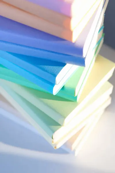 Ahşap Masadaki Renkli Kapaklarda Yığınla Kitap — Stok fotoğraf