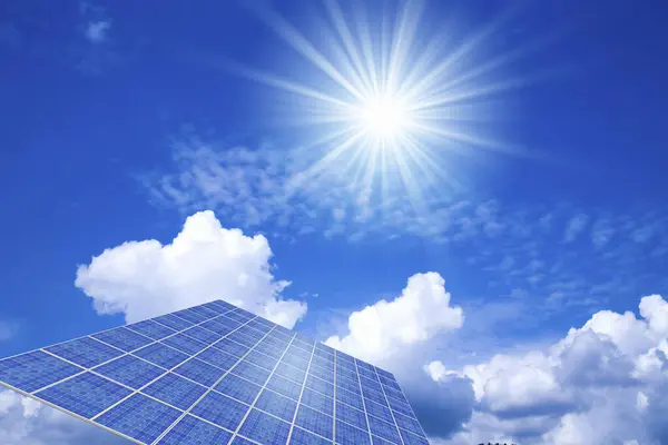 太陽エネルギーのコンセプト 青空に対する太陽電池パネル — ストック写真