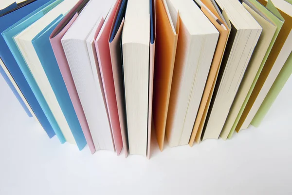 Stos Książek Kolorowymi Okładkami Zbliżyć — Zdjęcie stockowe