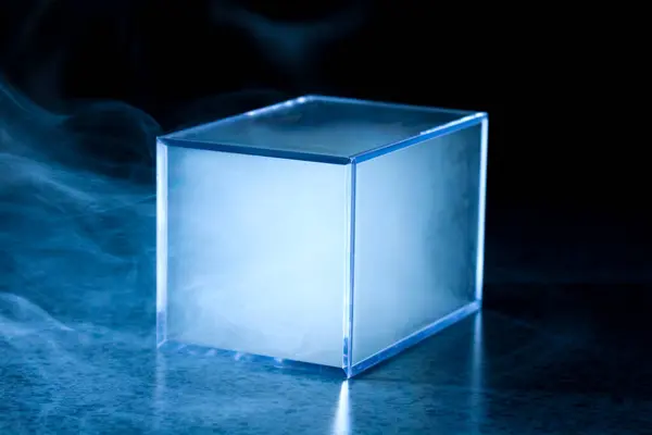 Cubo Vidrio Vacío Con Humo Sobre Fondo Negro Espacio Para — Foto de Stock