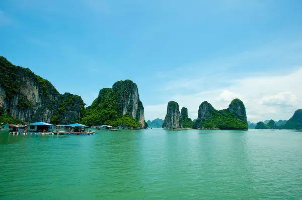 Vista Panorâmica Ilha Rock Halong Bay Vietnã Sudeste Asiático — Fotografia de Stock