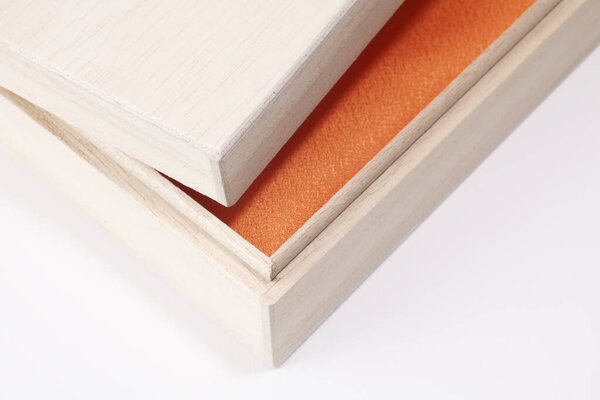 Две деревянные коробки с оранжевой внутренней подкладкой