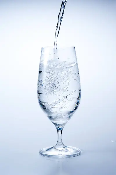 Vidro Com Água Sobre Fundo Branco — Fotografia de Stock