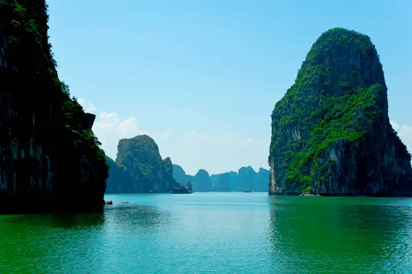 Живописный Вид Скальный Остров Заливе Халонг Вьетнам Юго Восточная Азия — стоковое фото