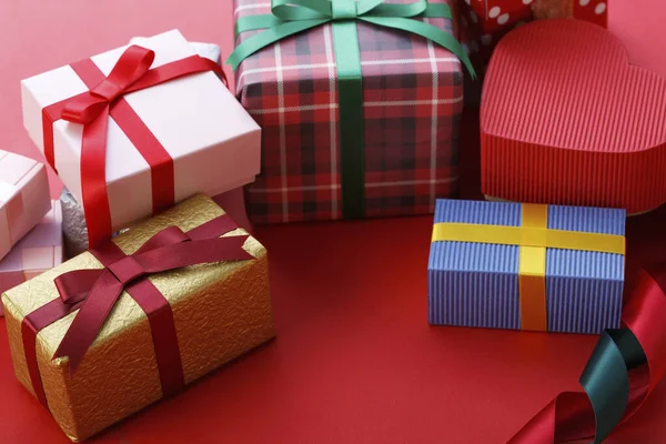 Weihnachtsgeschenke Mit Geschenkpapier Und Schleifen — Stockfoto