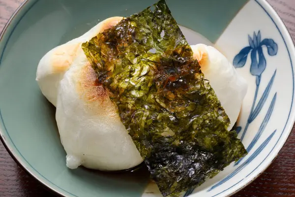 日本甜品Mitarashi Dango和海藻 — 图库照片