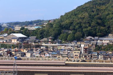Güneşli bir günde güzel şehir manzarası 