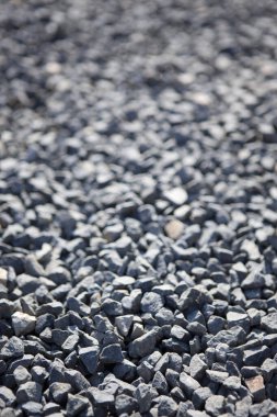 Gri çakıl taşlarının arkaplanının yakın görüntüsü, seçici odak