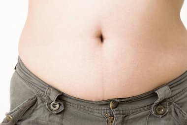 Beyaz arka planda karnını gösteren bir kadın.