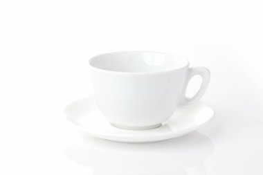 Beyaz arka planda bir fincan kahve.