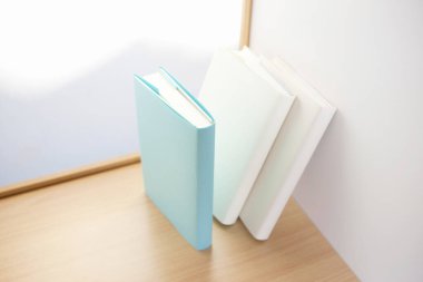 Renkli kapaklarla kitapları kapat