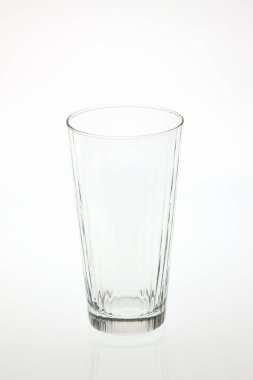 Beyaz arka plan üzerinde izole boş şeffaf cam