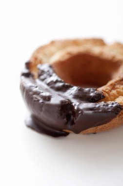 Beyaz arka planda çikolatalı çörek.