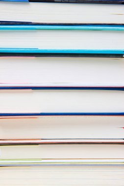 Renkli kapaklı bir yığın kitap kapat