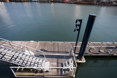 Nehirdeki ahşap iskelenin üst manzarası 