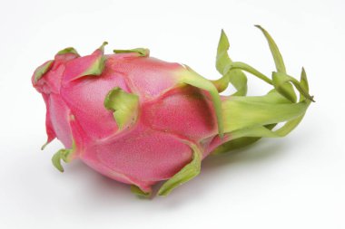 Taze ejderha meyvesinin yakın plan görüntüsü, beyaz arka planda pitaya.