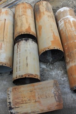 Terk edilmiş bir fabrikanın eski paslı boruları.