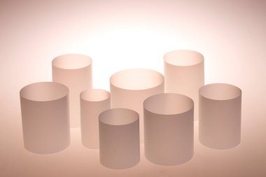 Boş kenarlı pastel podyumlar