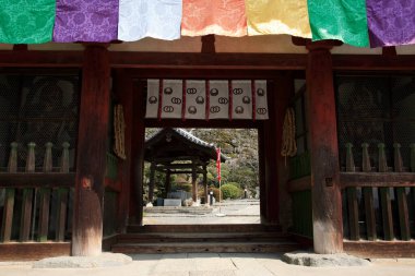 Güzel antik Japon tapınağının manzaralı görüntüsü.