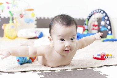 Evde oynayan sevimli Japon bebek. Küçük Asyalı bir çocuğun portresi 