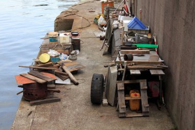 Rıhtım boyunca atılmış eşyalar ve enkaz parçaları.