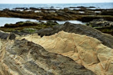 Denizde kayaların olduğu güzel doğa manzarası