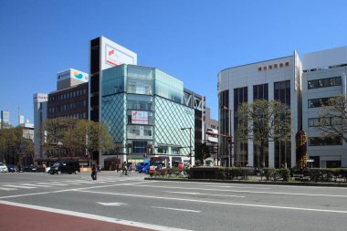 Cam ve çelik yapılar Japonya 'nın dinamik şehir manzarasını tanımlar, ışıkla yıkanır..