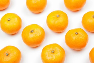 Beyaz masada taze portakallar, yazı için yeri olan üst manzara. meyve deseni, düz uzanma.