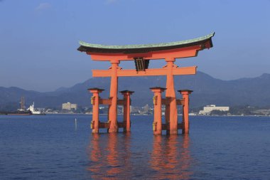 Itsukushima Tapınağı, Hiroşima 'nın Hatsukaichi şehrindeki Itsukushima Adası' nda bulunan bir tapınaktır..