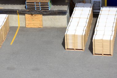 Japonya 'da bir fabrikada paletler istiflenmiş.