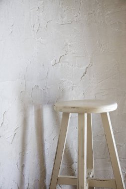 boş tahta sandalye ve beyaz duvar arkaplanı