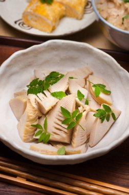  Japon pilavı ve bambu filizleri. 