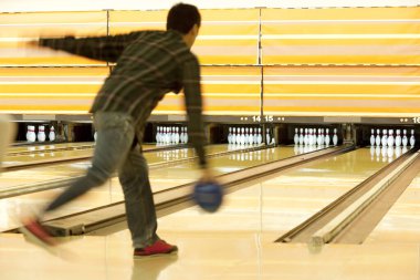 Bowling oynayan genç bir adam 