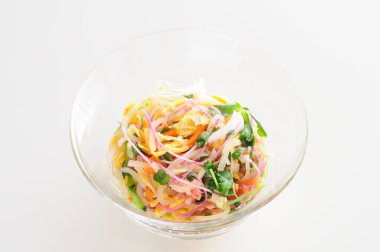 Bir kasede taze sebzeli salata, beyaz üzerine izole edilmiş.