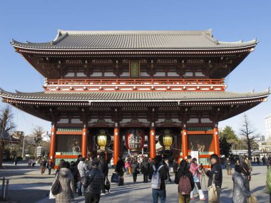 Tokyo, Japonya 'daki eski Senso-ji Tapınağı' ndaki insanlar.